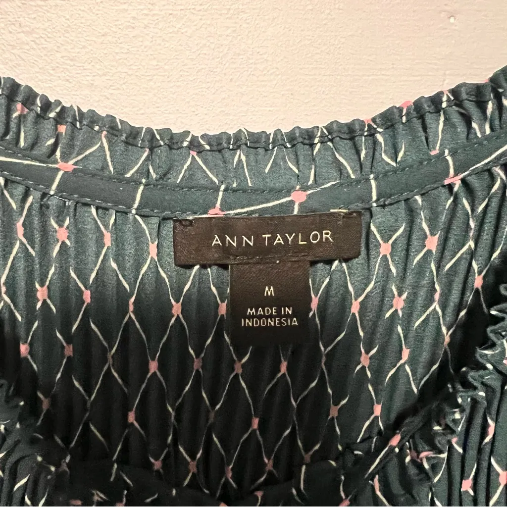 Ann Taylor Green Geometric Pattern Pleated Tank Top Size Medium - Image 5