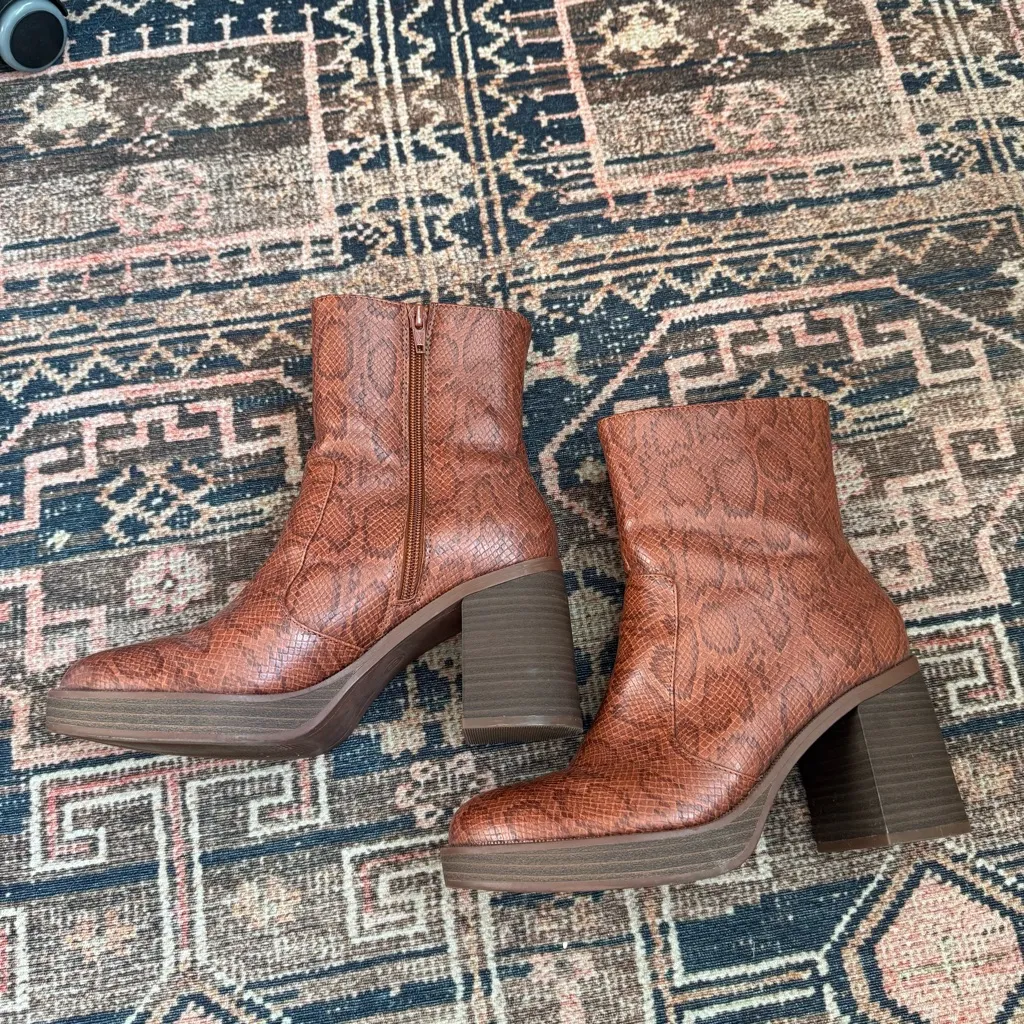 Universal Thread Jenna Brown Snakeskin Platform Boots 8 - Image 4