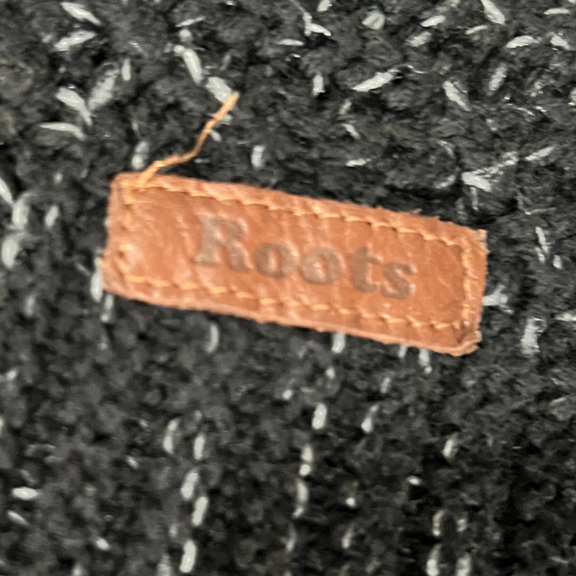 Roots Canada Speckle Knit Sweater with Side Slits Black Size Medium - Image 5