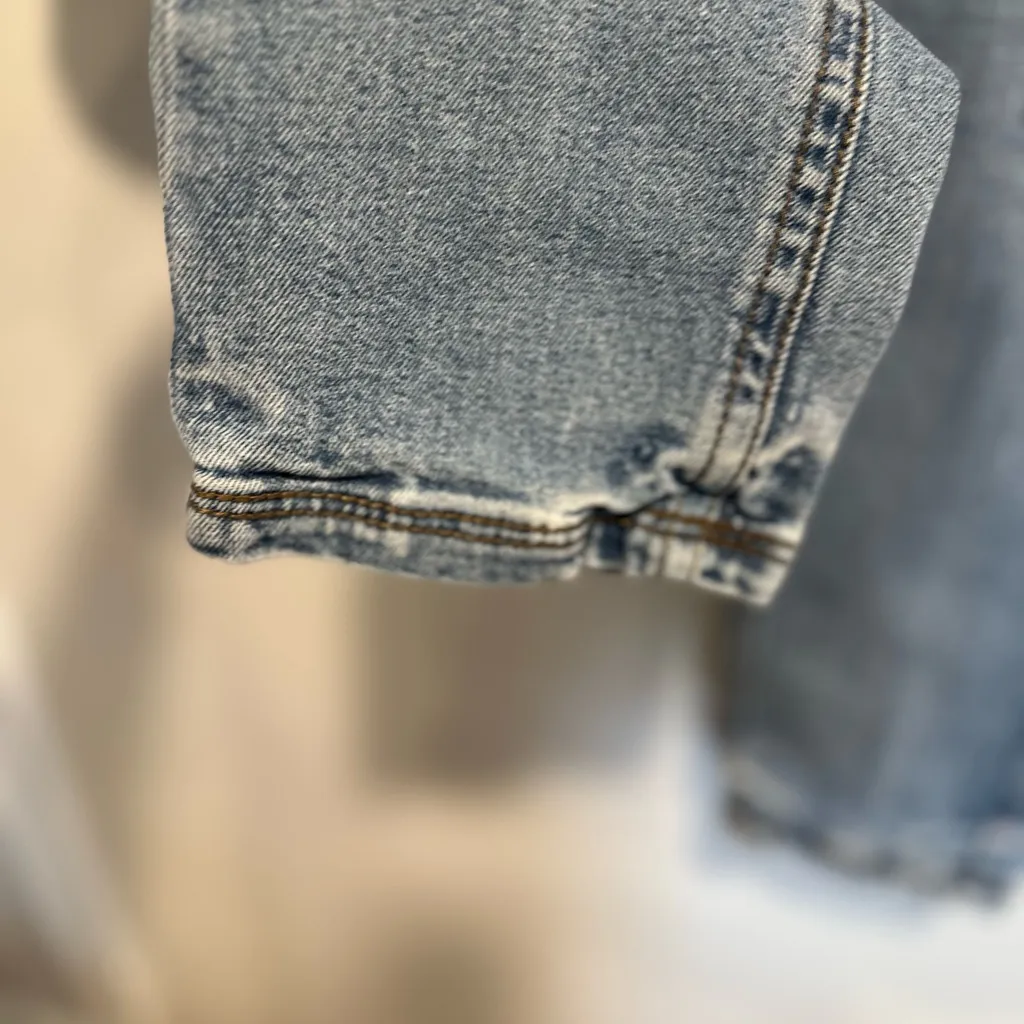 DKNY JEANS Sz:10  High Rise Straight Leg Light Wash Rear Zipper Pocket Jeans. - Image 10