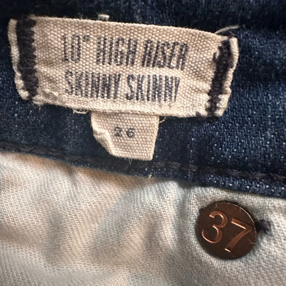 Madewell 10” high riser skinny skinny size 26, medium wash with raw hem - Image 7