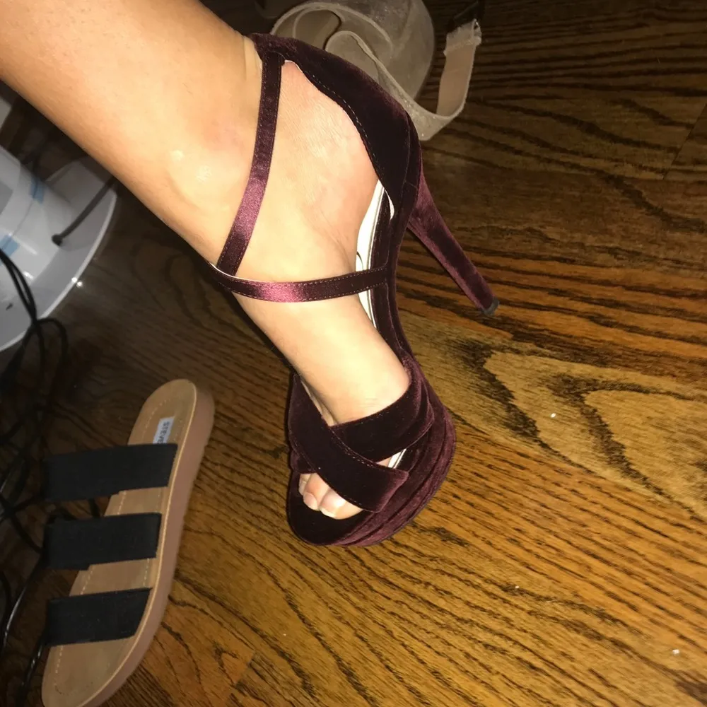 maroon jessica simpson velvet heels 6.5 - Image 2