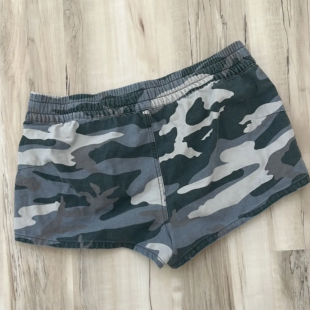 Aritzia TNA Camo shorts | Size Large - Image 3