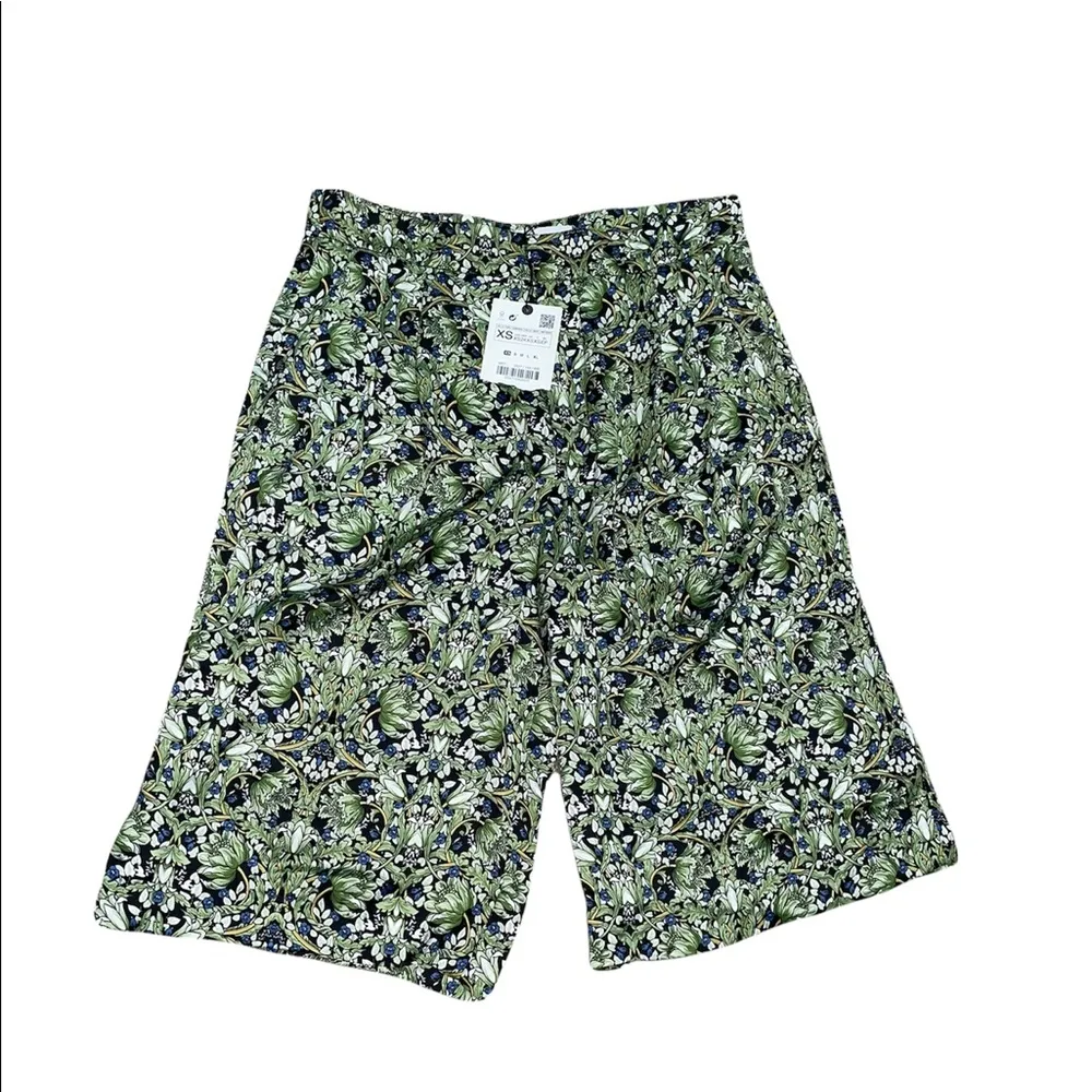 NWT ZARA FLORAL SHORTS SILKY HIGH WAISTED GREEN SZ-XS - Image 5