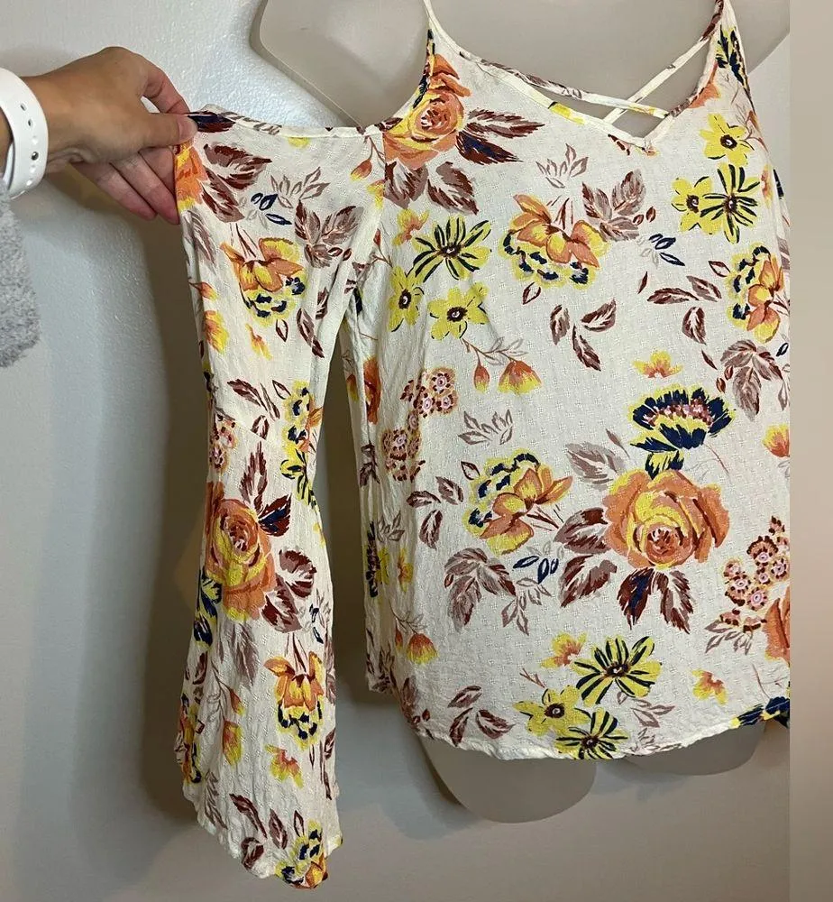 Beige Floral Print Cold Shoulder Top Size Small - Image 3