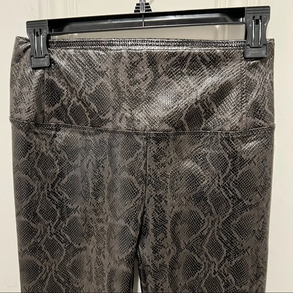 7 for all Mankind Grey Black Snakeskin Faux Leather Skinny Leggings XSmall NWT - Image 2