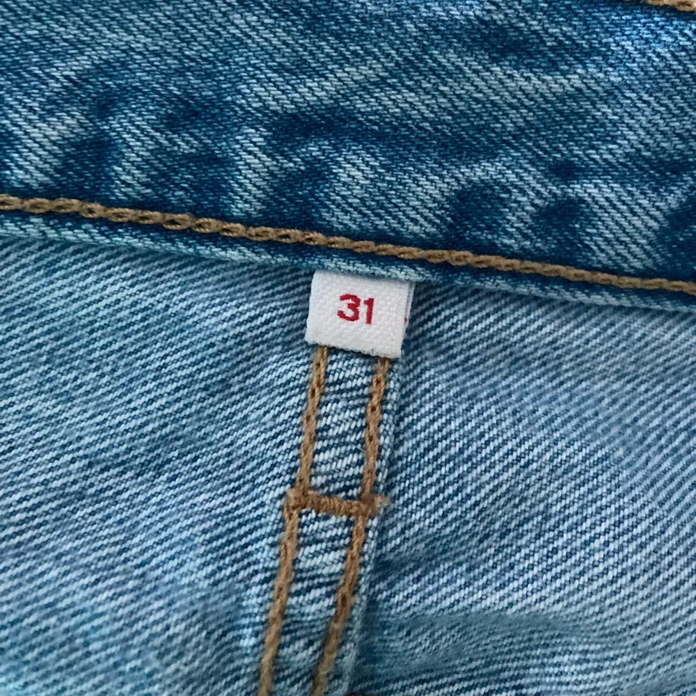 Levis 501 Jean Womens 31 High Rise Button Fly raw hem Ripped shorts - Image 6