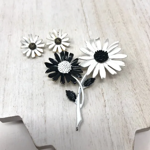 Vintage circa 1950s Art daisy brooch/earrings set - Image 2