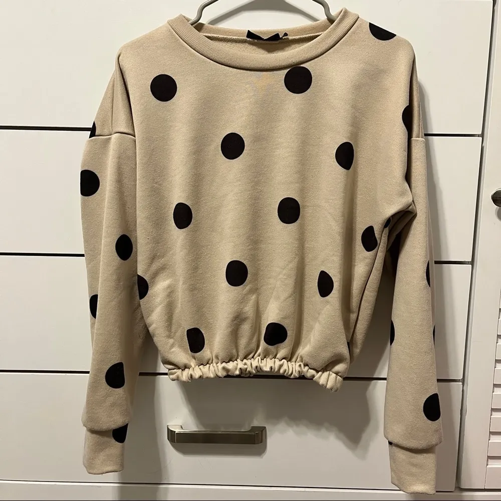 PrettyLittleThing tan & black polka dot cinched crewneck - Image 2
