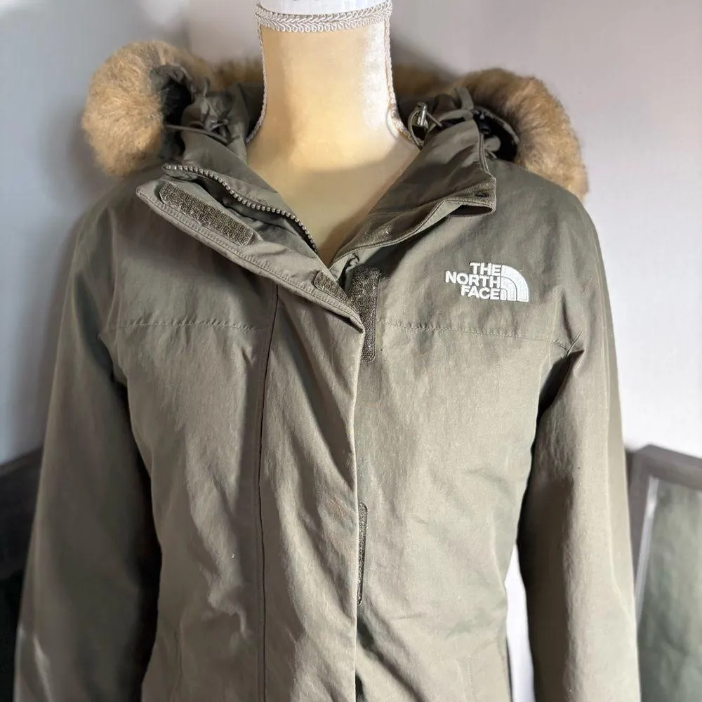 The North Face woman’s Arctic down Parka size small - Image 15