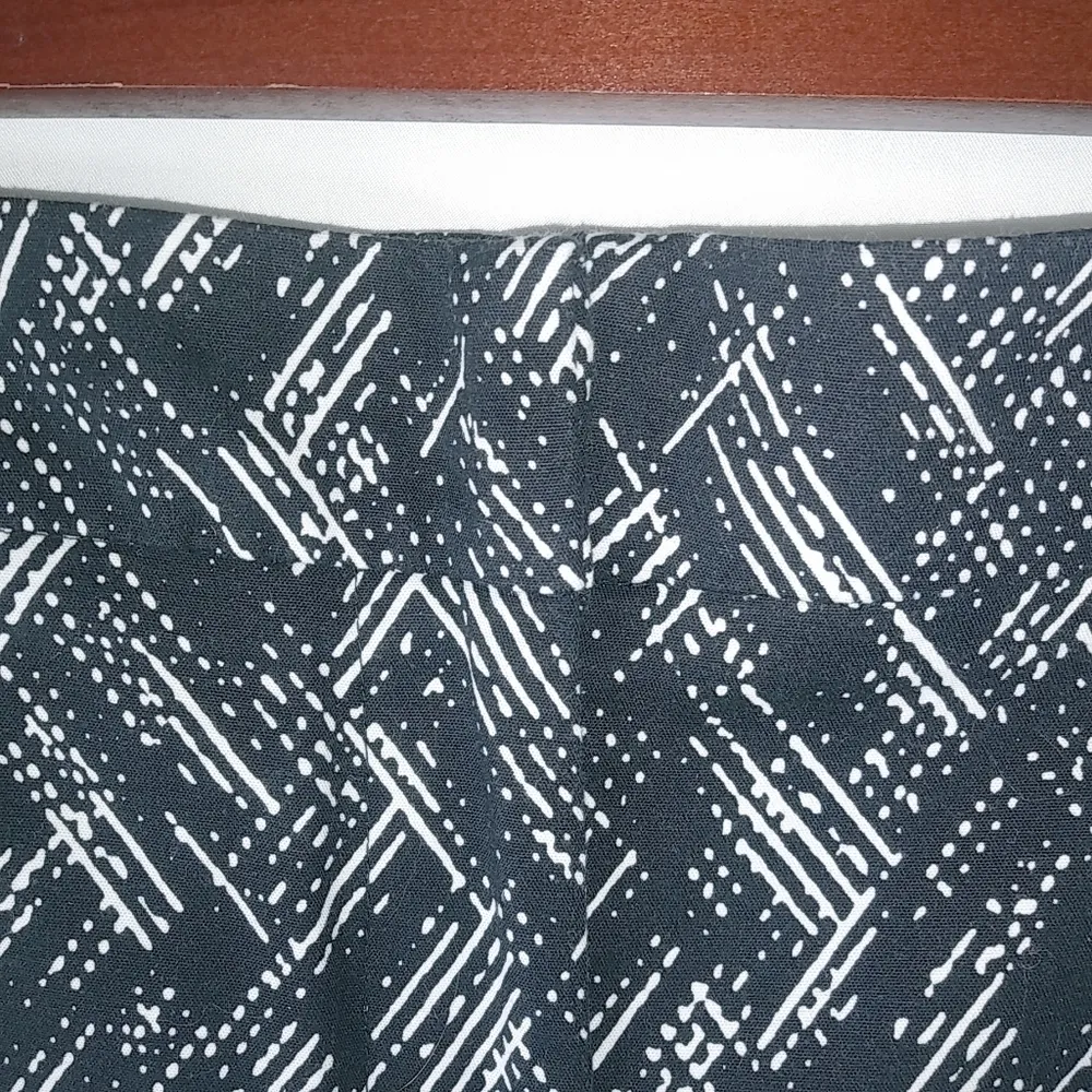 Apt.9 Essentials 14 36 Black White Abstract Stretch Shorts Plus - Image 8