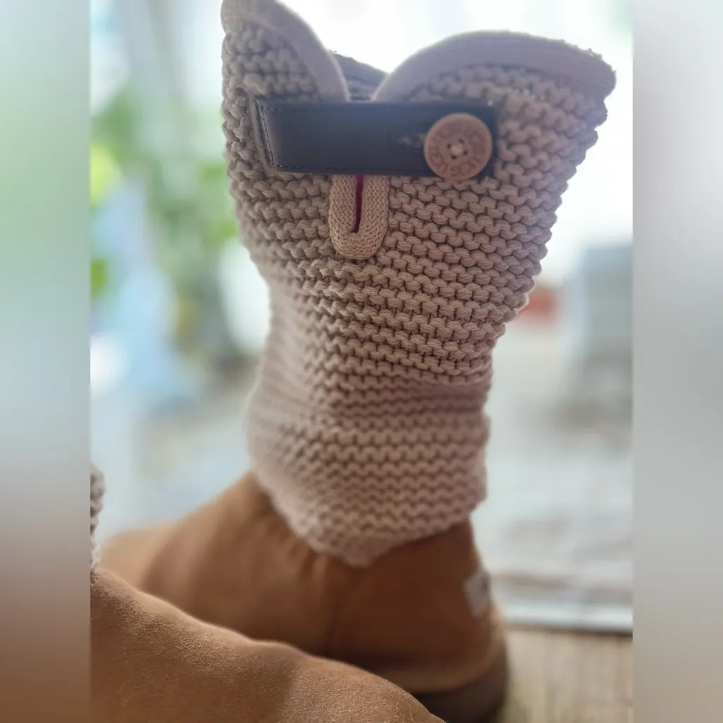 UGG Boot EUC Size 10-11 worn once LIKE NEW no tags - Image 9