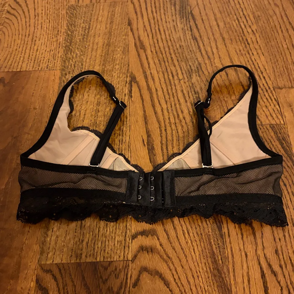 Victoria’s Secret No Wire Lace Bra Size Small - Image 3