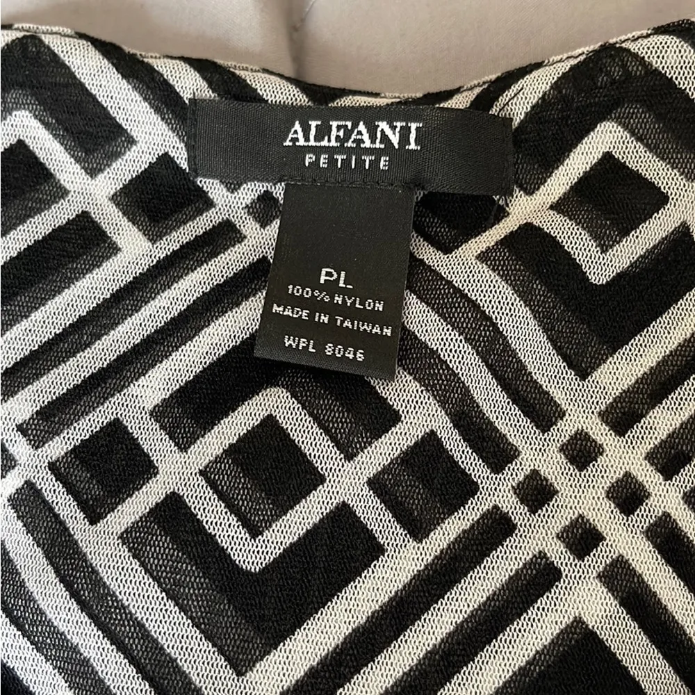 Alfani black and white print design blouse. Size petite large - Image 3