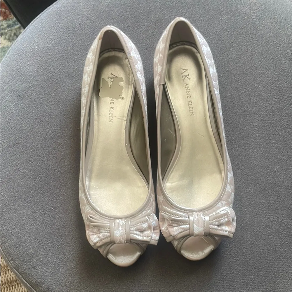 Anne Klein Taupe Peep-Toe Bow Kitten Heels Womens 6 Classic Preppy Girly - Image 3