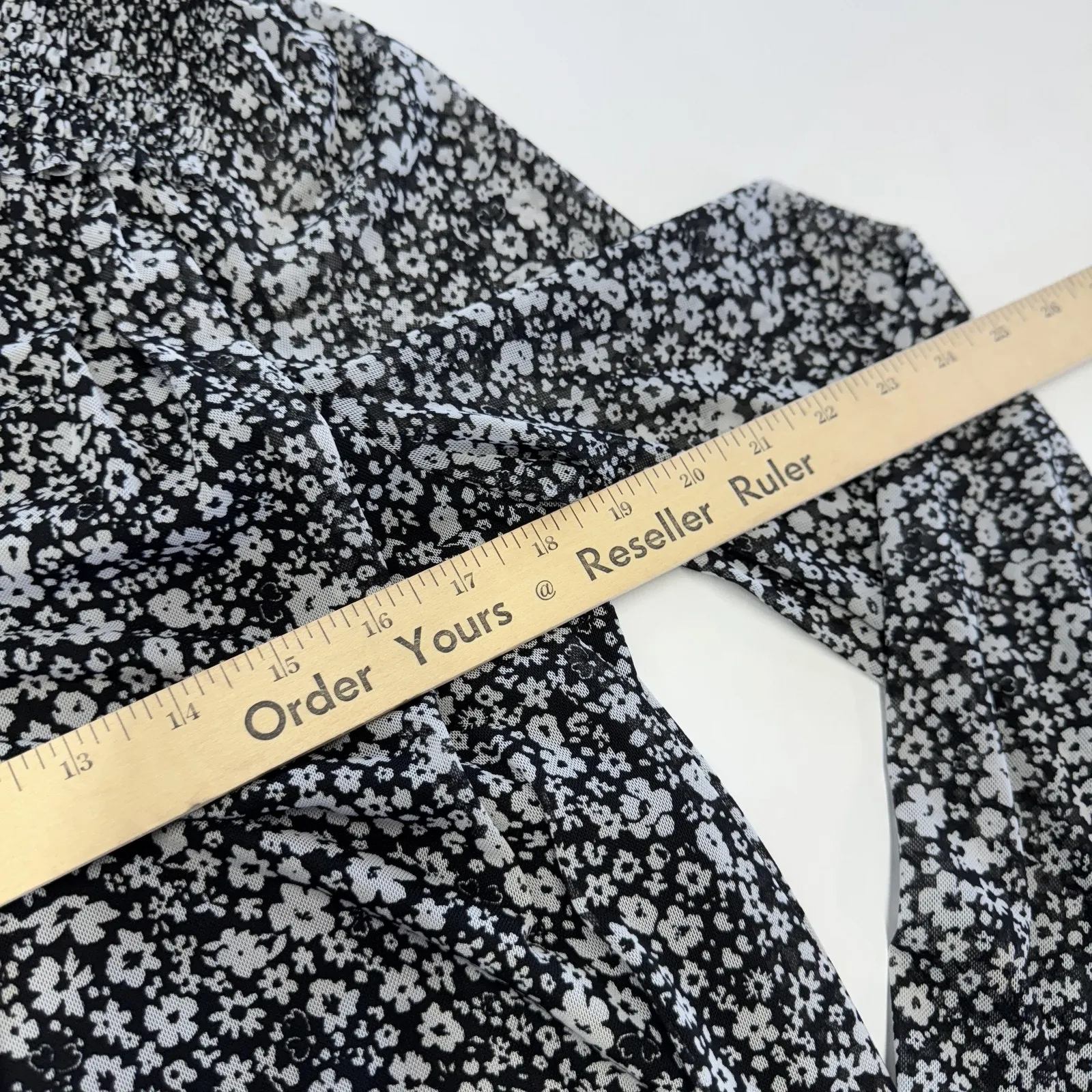 Evereve Shirt Womens Medium Black White Floral V Neck Long‎ Sleeve Smocked Sheer - Image 7