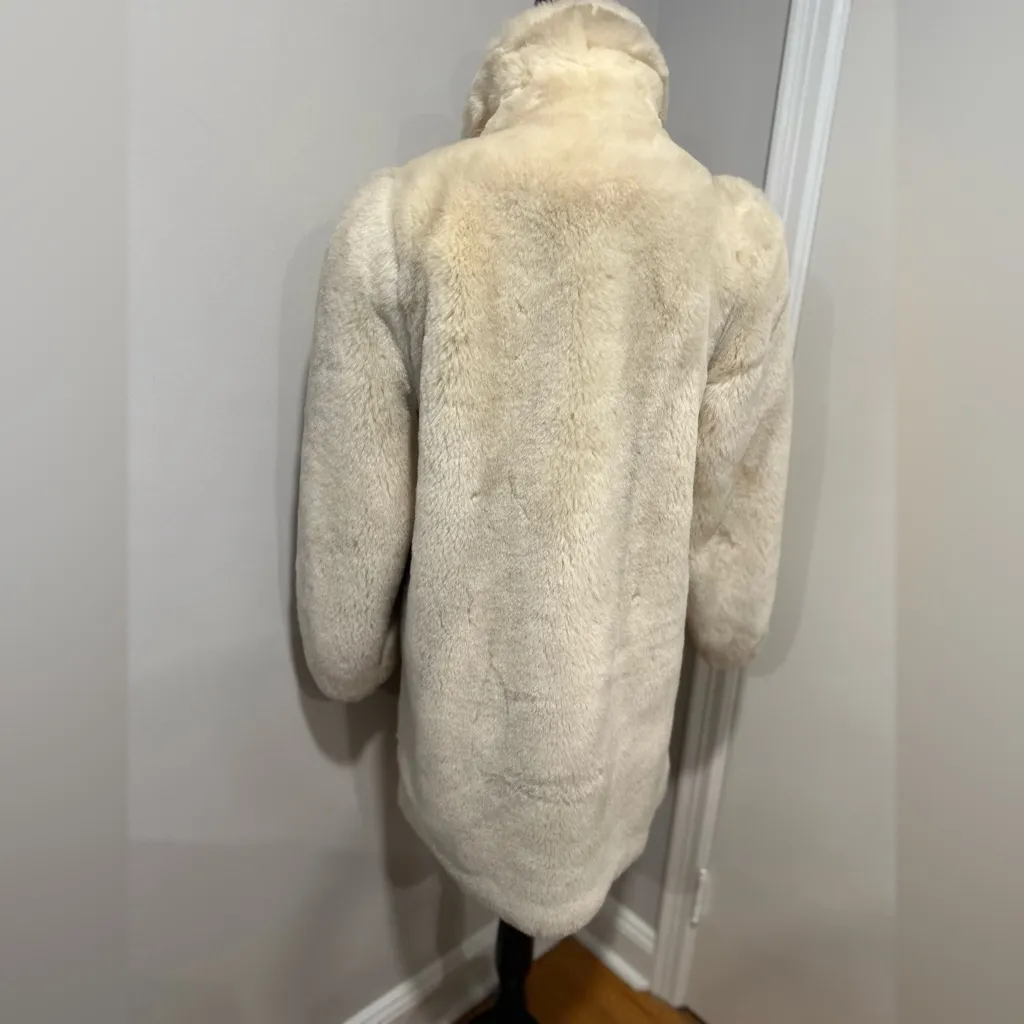 Vintage 1960s Donnybrook Sz:8 ivory faux fur coat. Fully Lined. Shawl Collar. - Image 2