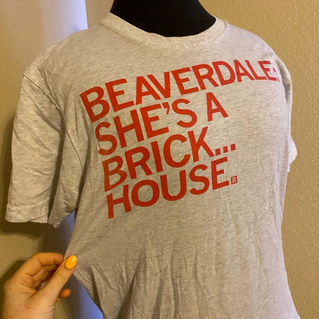 ❤️ Raygun Beaverdale She’s a Brick House Graphic Tee Gray - Image 2