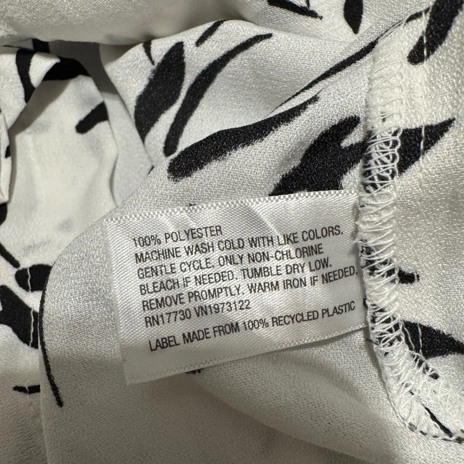 A New Day White Black Abstract Print Short Sleeve Blouse Top - Size S - Image 10