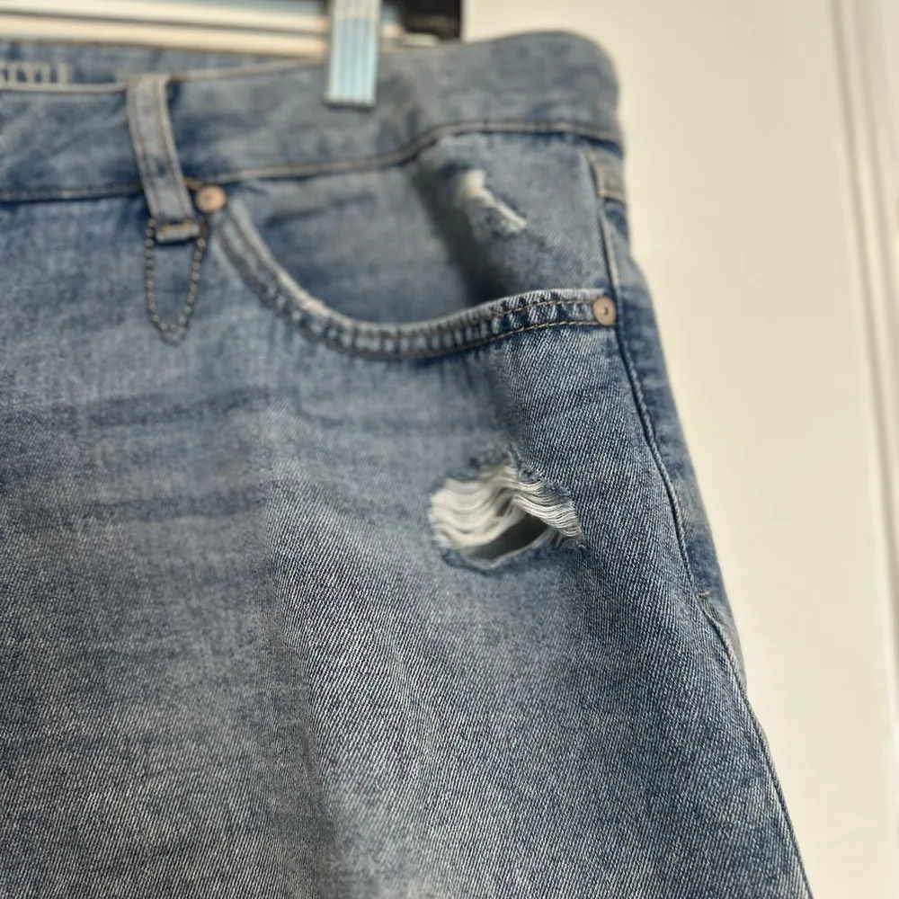 NWOT Women’s Sz: 16 Sound/ Style Easy Fit Tummy Control Distressed Jean Shorts. Blue - Image 9