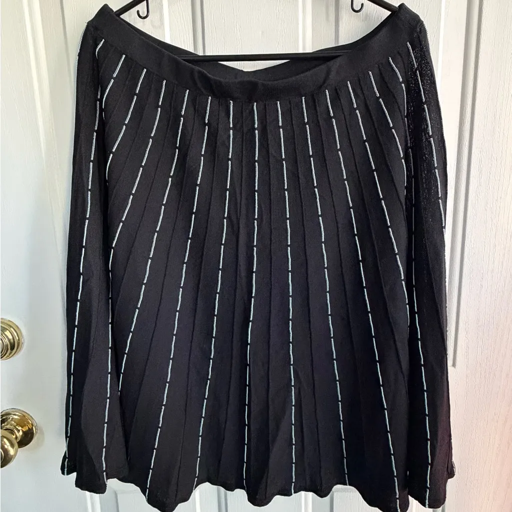 VALERIE STEVENS Knit Pleated Black Skirt =SIZE L= Vertical Stitch Detail - Image 3