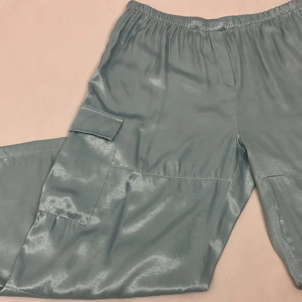 Victoria’s Secret Silky Blue Cargo Capri Pajama Pants women’s size medium - Image 3