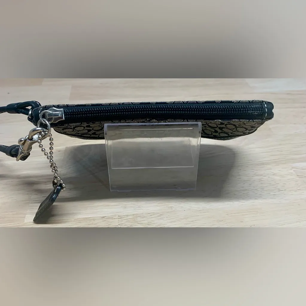 COACH BLACK MINI SIGNATURE C WRISTLET - Image 5