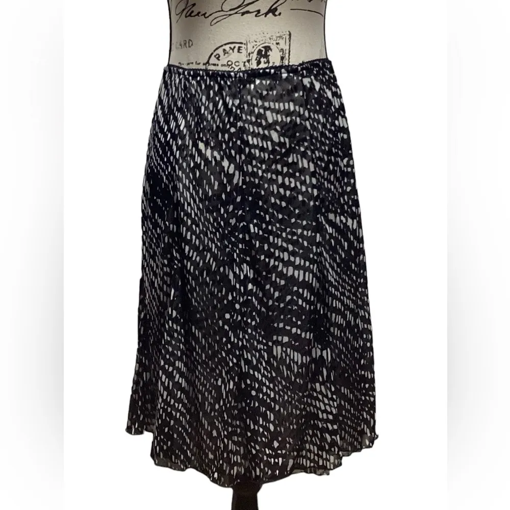 Reversible skirt. Size Medium. Black and white - Image 3