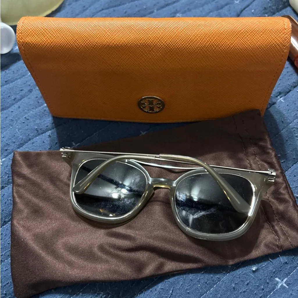 TORY BURCH 9038 Sunglasses in color 14016G - Image 6