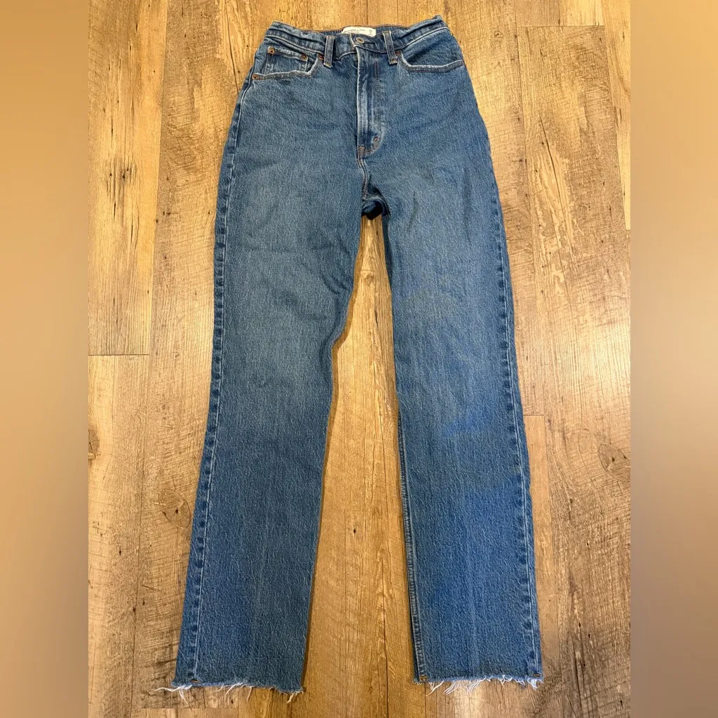 Abercrombie & Fitch Women's size 2 Ultra High Rise 90s Straight Jean Medium - Image 3