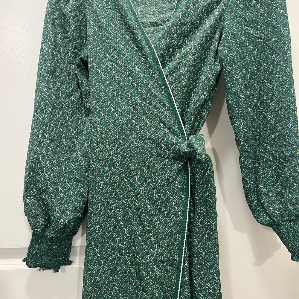 Max Studio Green Crepe Long Sleeve Smocked Wrap Dress Size Small $128 - Image 3