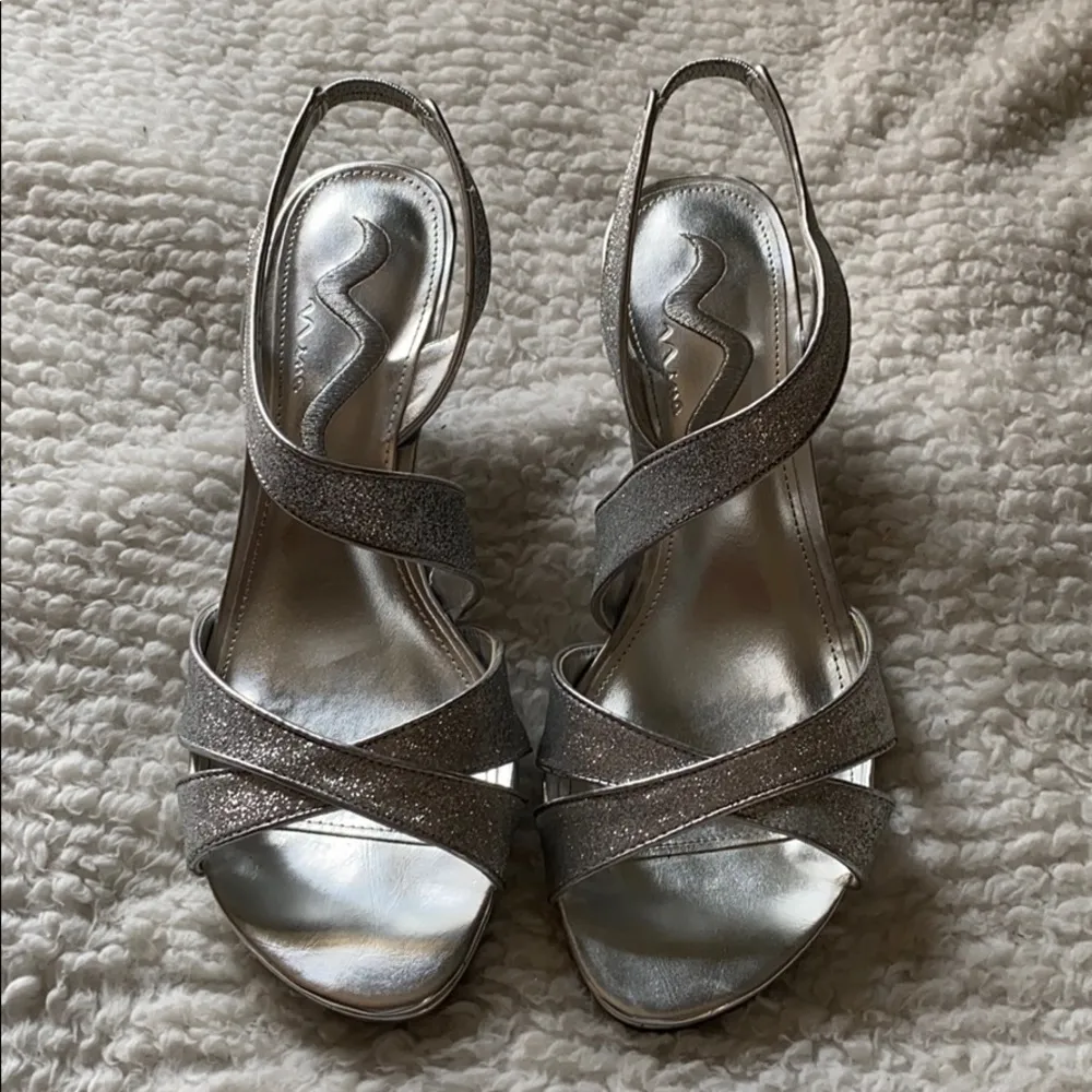 Nina Nadine Silver Shiny Heels Size 9 - Image 2