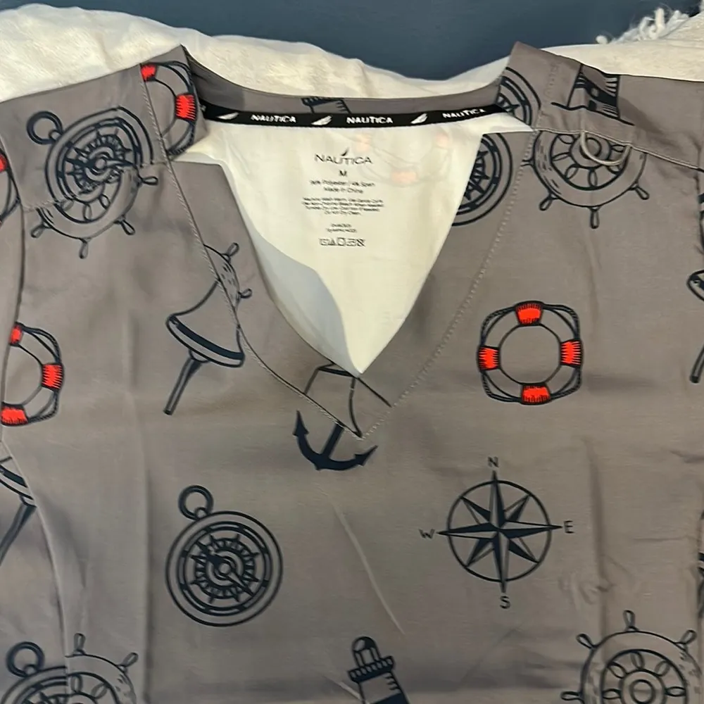 Gray Nautical Print scrub top Sz M. NWTS - Image 8