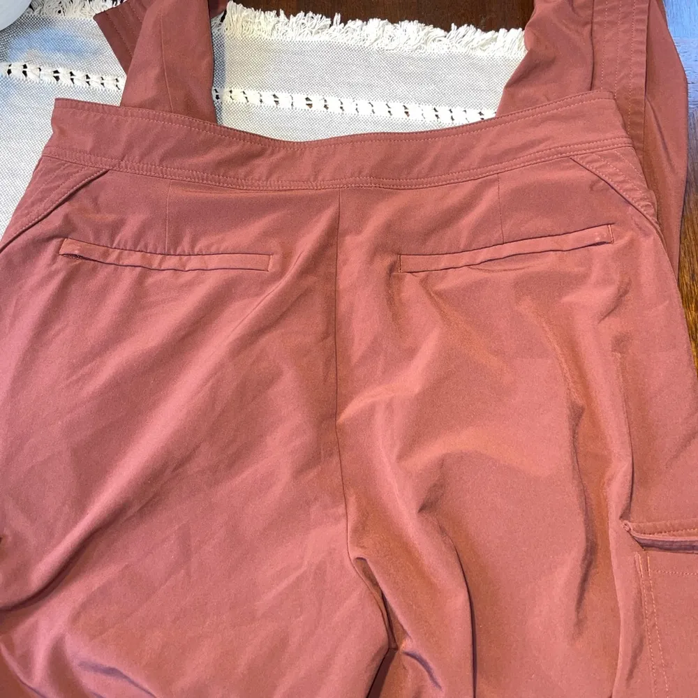 Woman’s size 8 Athleta uptown ankle pants - Image 4