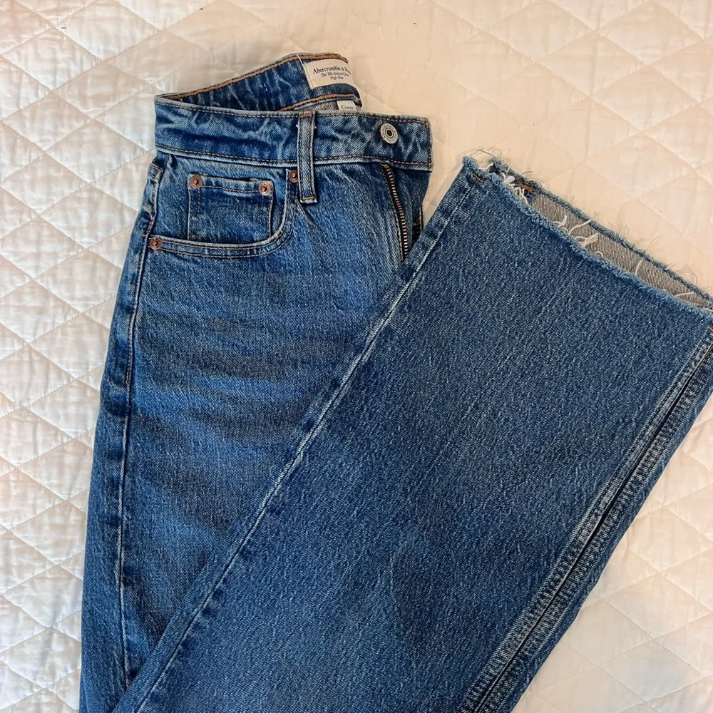 Abercrombie 90’s Relaxed High Rise Jean  - Image 4