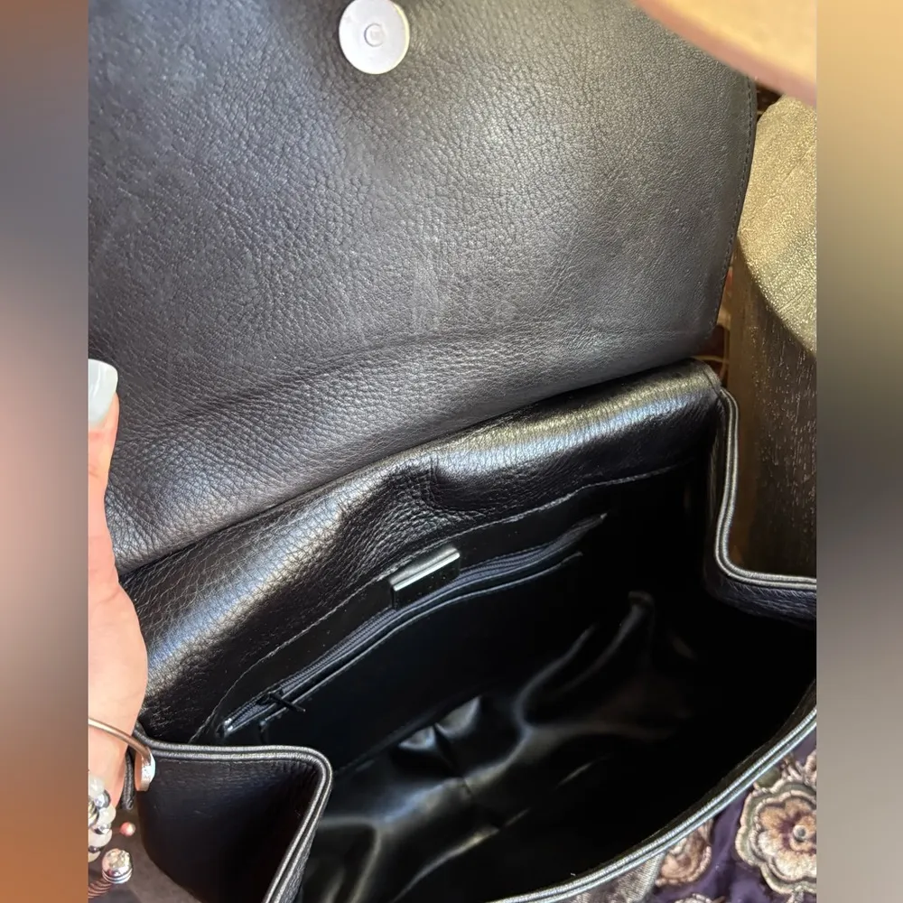 Authentic STUART WIETZMAN Leather flap magnetic closure crossbody - Image 9