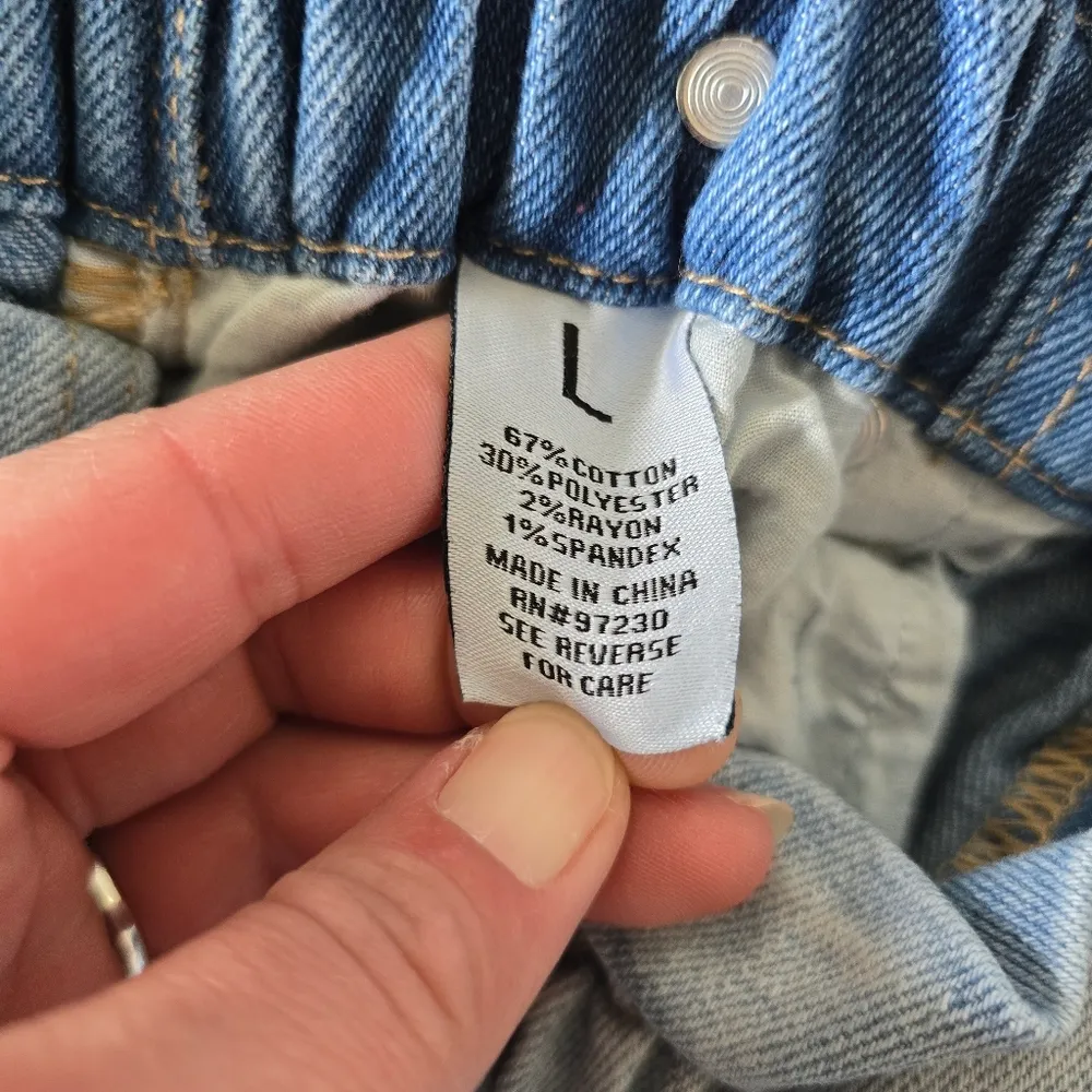 Almost Famous Crave Fame High-Rise Paperbag Waist Denim Shorts Size Large - Image 9