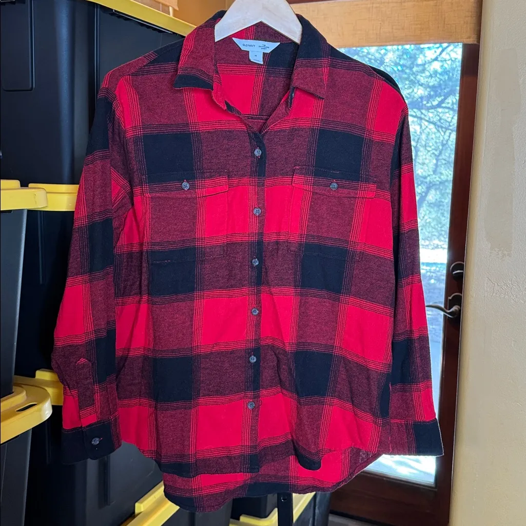 Old Navy Red and Black Buffalo Check Plaid Flannel Boyfriend Shirt Size Medium - Image 3
