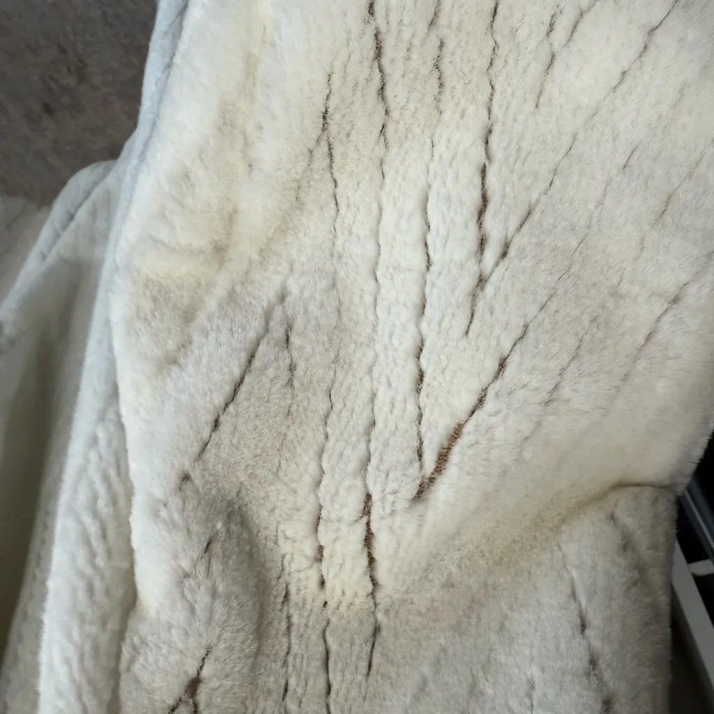 Style VI Limited Vintage White Women's Chevron Faux Fur Coat Size M - Image 7