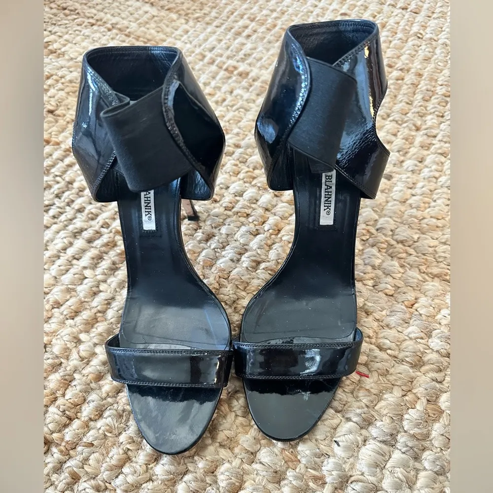 Manolo Blahnik EUC Auth  Black Patent Strap Heeled Sandals 37.5 - Image 4