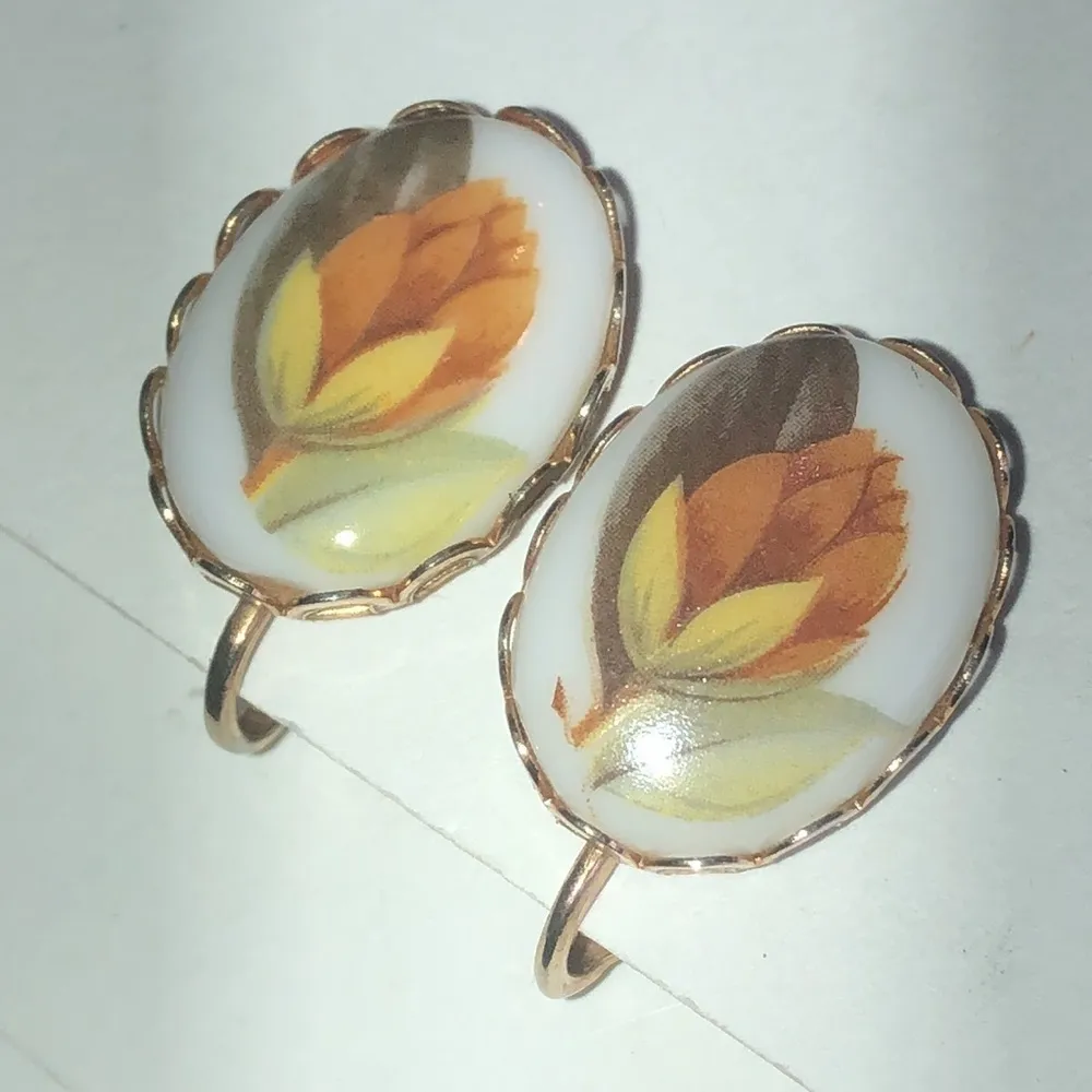 Vintage Gold Tone Floral Bud Flower Ceramic Clip On Earrings - Image 6