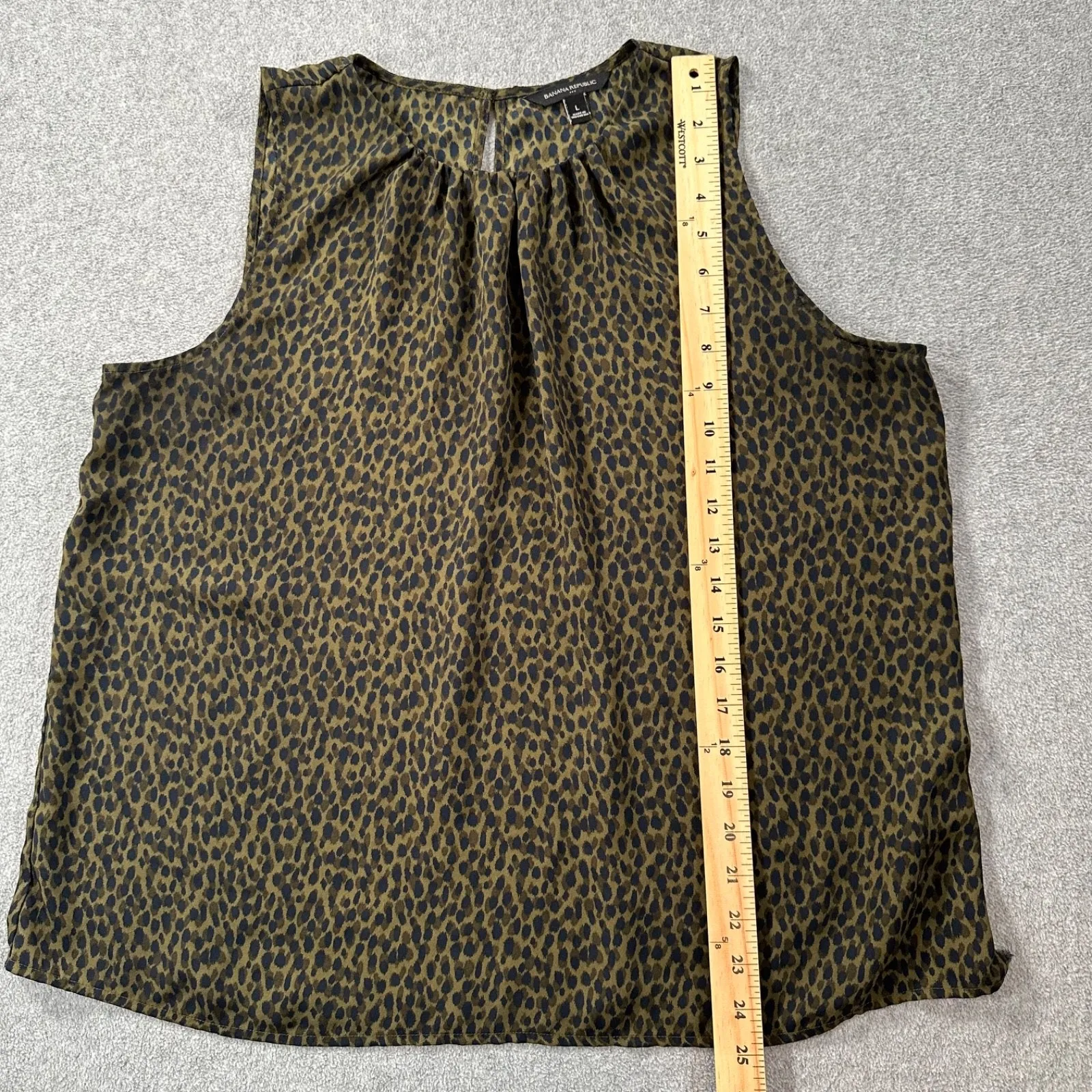 Banana Republic Shirred High Neck Blouse Tank Top Size Large Green Animal Print - Image 4