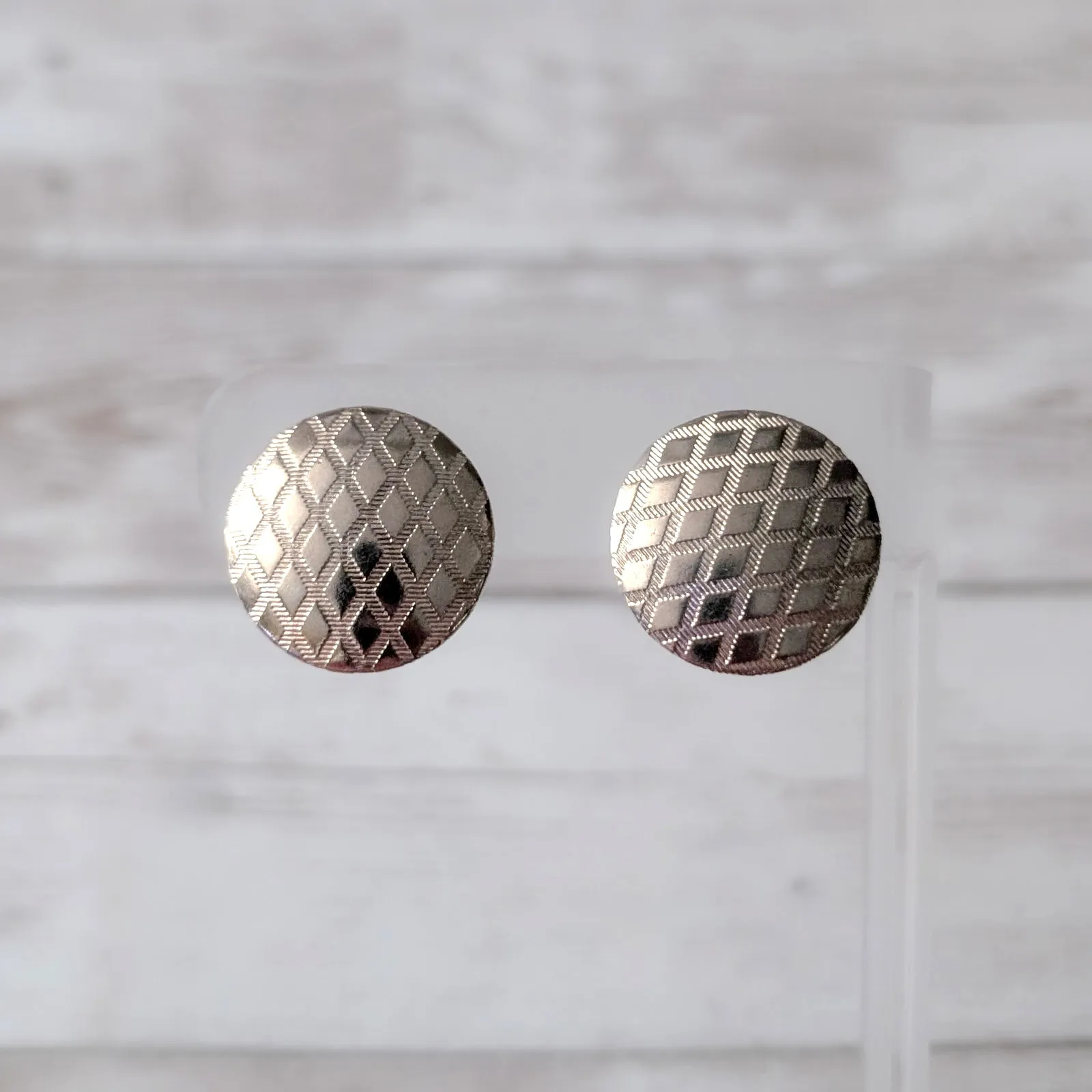 Vintage Screw On Earrings Gold Tone Circle with Mesh Pattern Design - Image 2