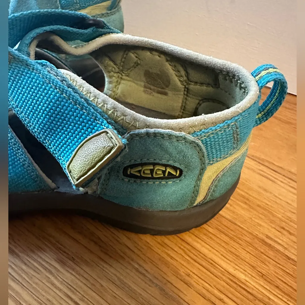 KEEN SANDALS aqua size 7/7.5 - Image 4