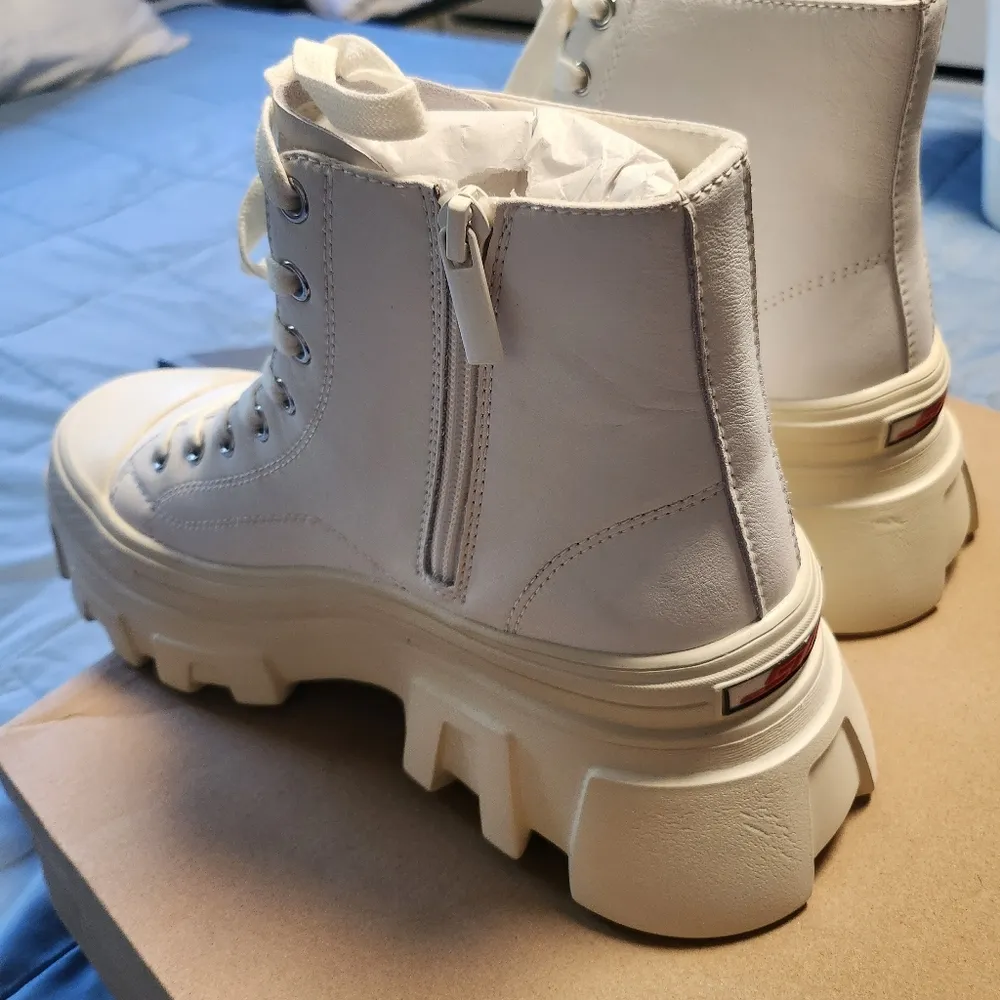 NWT  Sutton White Leather Boots Size 9. - Image 5