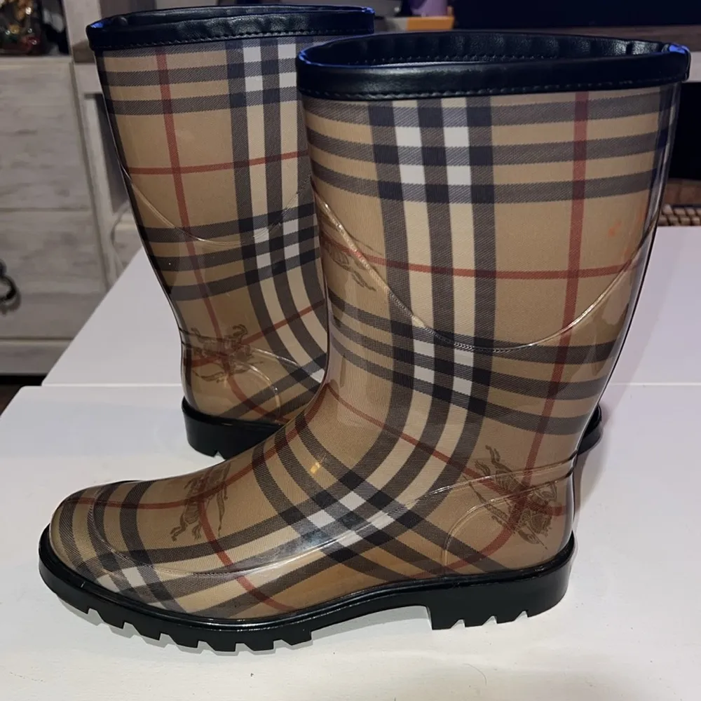 Burberry Haymarket classic rubber rain boots women’s size 38 made in Italy - Image 5