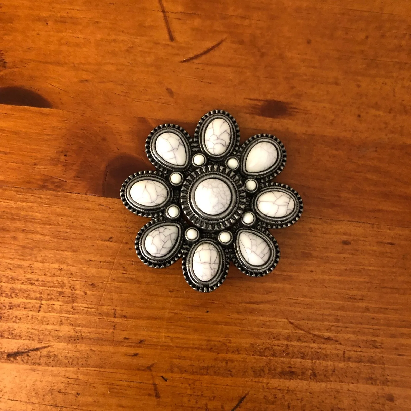 Premier Designs Flower Pendant Brooch Pin White Acrylic Cabochon Vintage NIP - Image 8