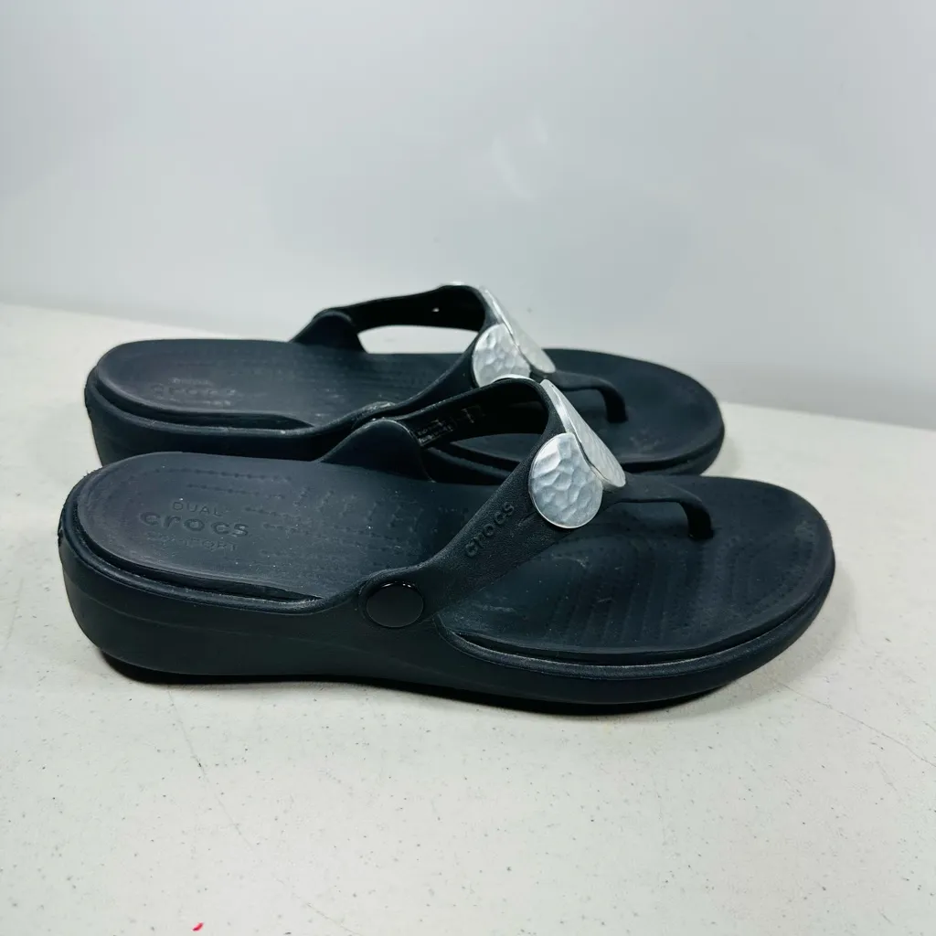 Crocs Sanrah Circle Wedge Flip Sandals Size 7 Black/Silver 7 - Image 2