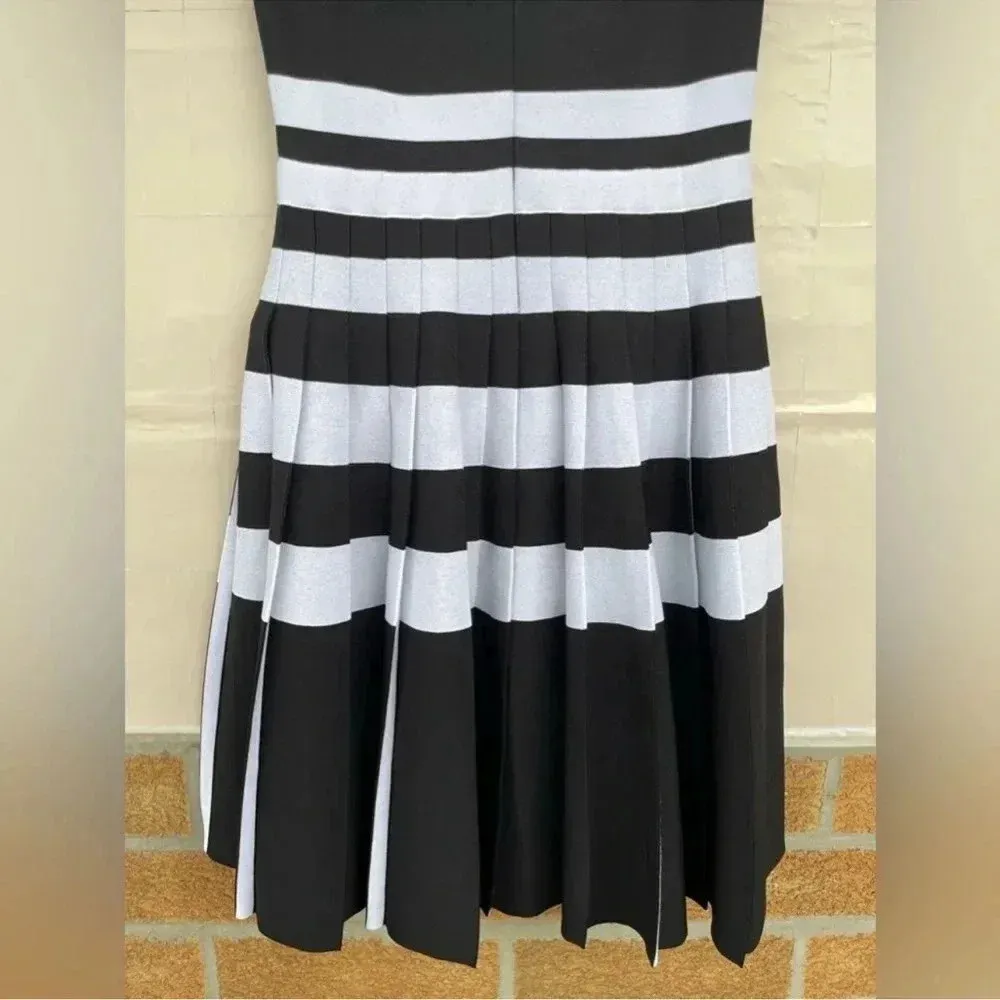 CAROLINA HERRERA Striped Cap-sleeve
Pleated Dress size large - Image 13