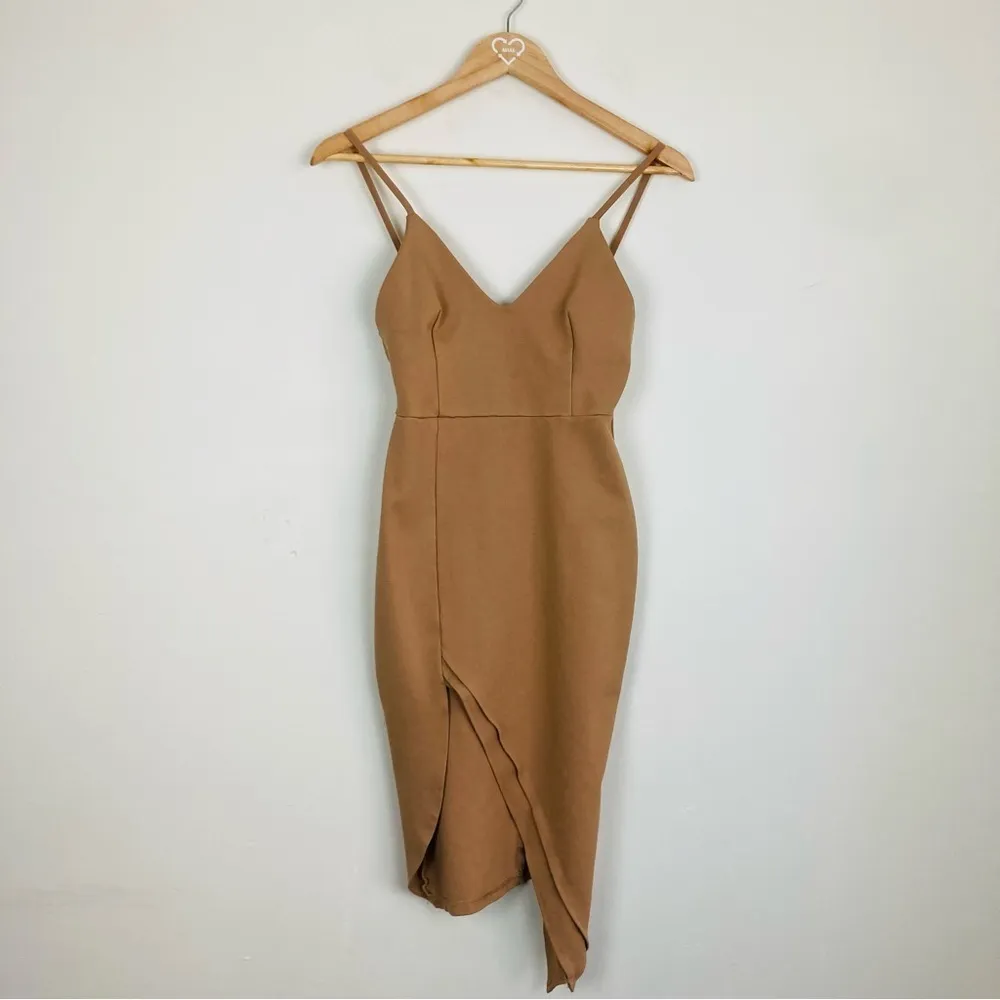 Superdown Kilee nude tan bodycon midi dress with asymmetric hem. Size XS - Image 3